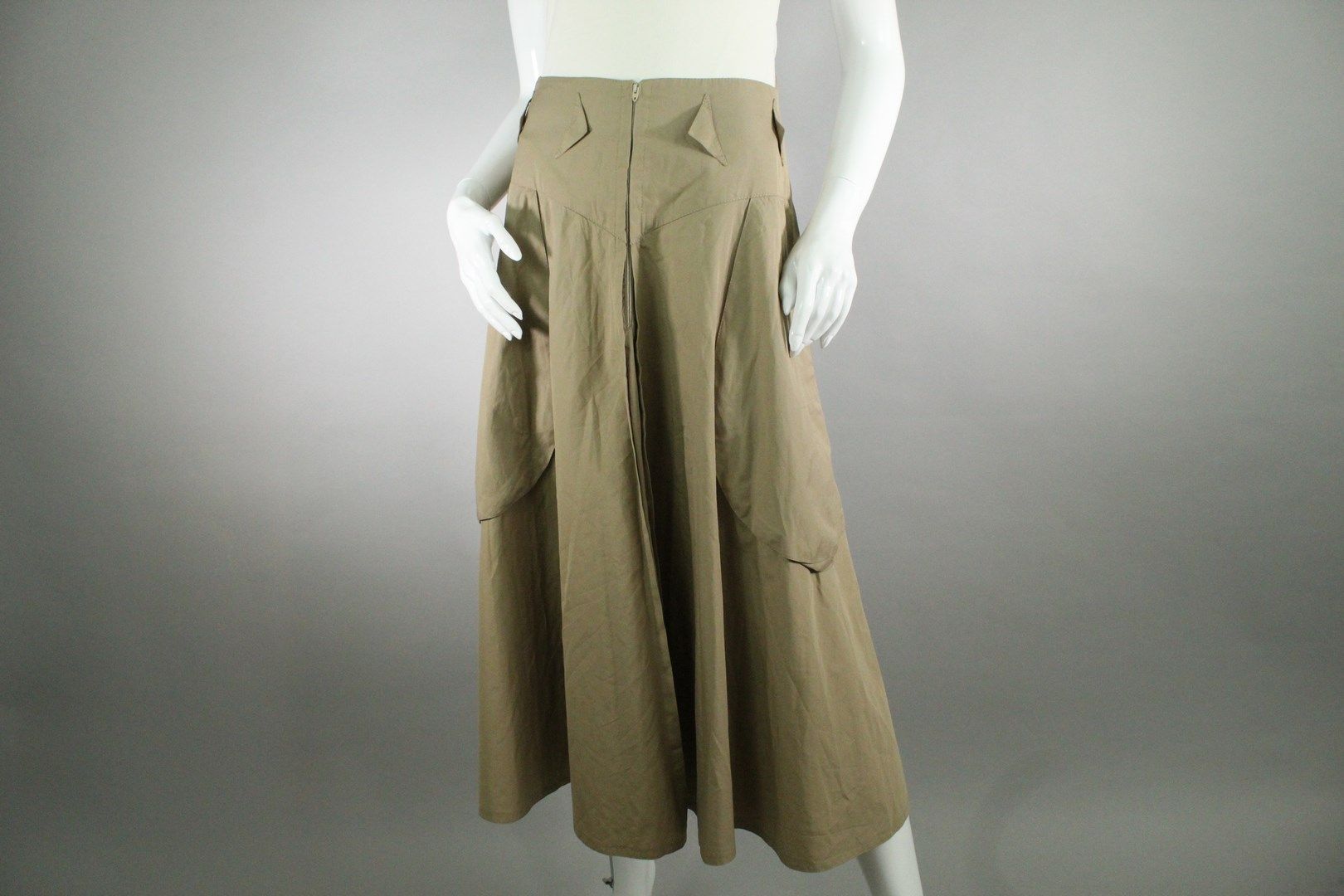 Null THIERRY MUGLER的诱惑力

米色棉质的喇叭裙。

作为皮带环的几何图案。两个几何口袋，前面有一个装饰性的缝隙和开口。



腰围：65厘米&hellip;