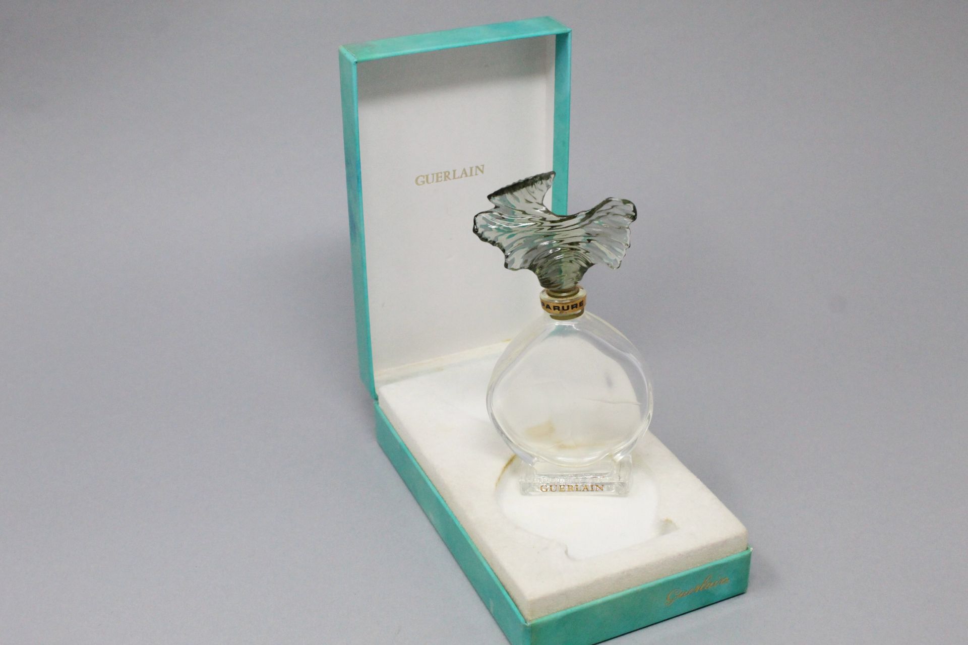Null GUERLAIN "Parure



Jh. Parfümflakon aus farblosem Pressglas auf Glassockel&hellip;