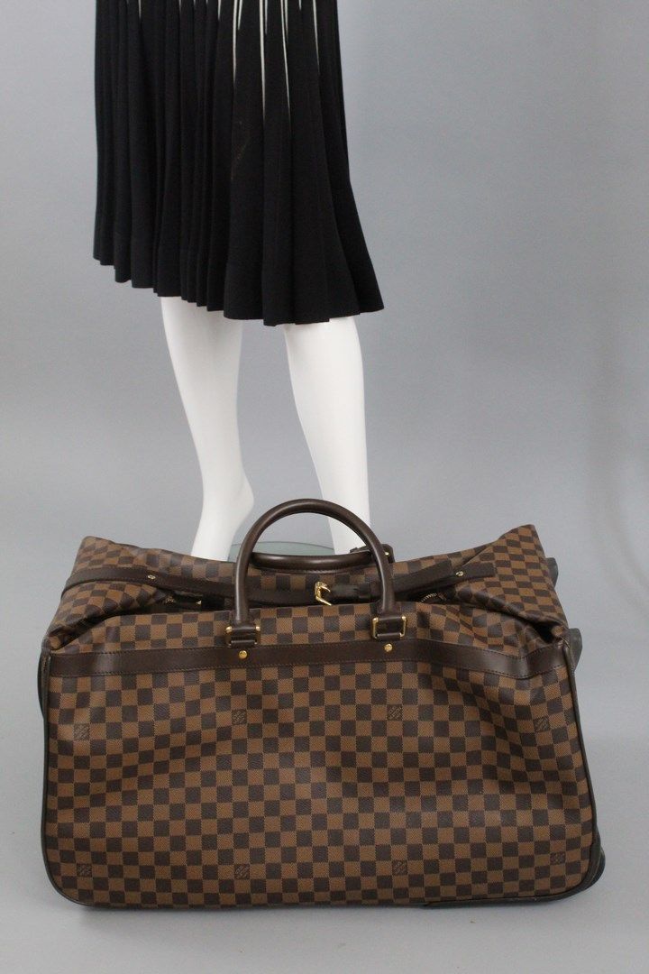 Null 
LOUIS VUITTON 



Sac de voyage modèle "Eole" à roulettes, en toile damier&hellip;