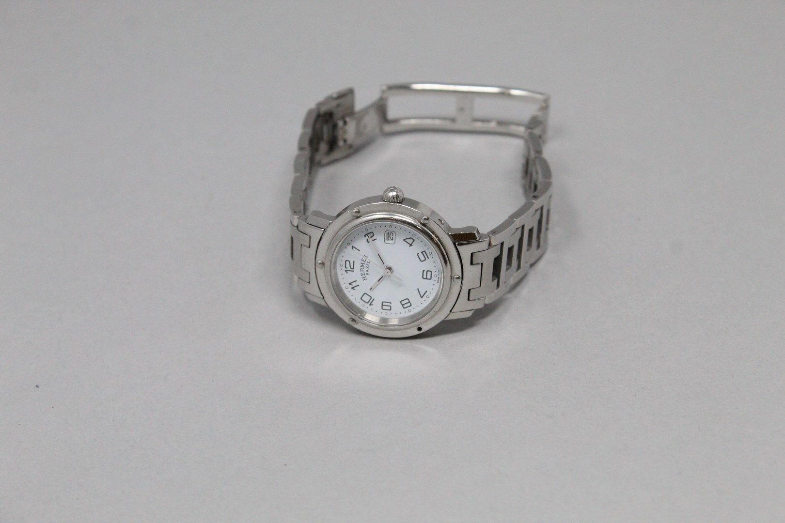 Null 赫米斯

手表，圆形金属表壳，白色背景的表盘和阿拉伯数字。

签名：HERMES PARIS，"Clipper "型号。

石英机芯。

带有折叠扣的&hellip;