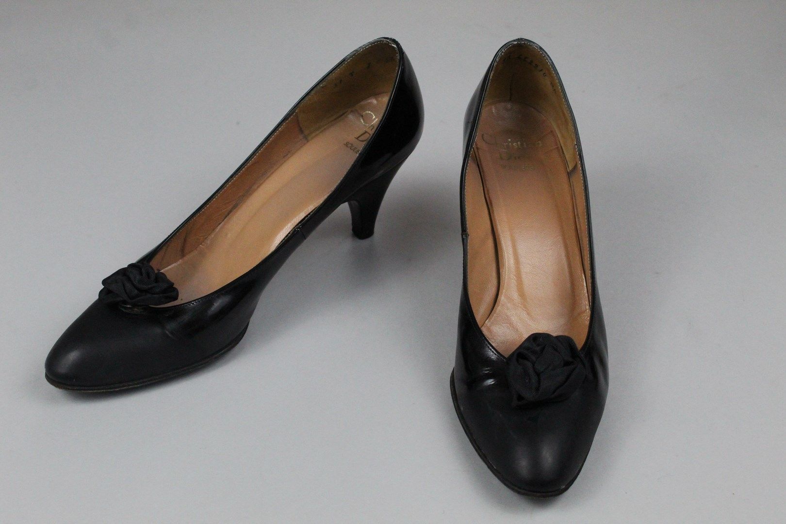 Null CHRISTIAN DIOR SOULIERS (约1970年)



一双哑光和上釉的黑色皮鞋，在脚的领口处装饰有黑色塔夫绸的小玫瑰花。



尺寸&hellip;