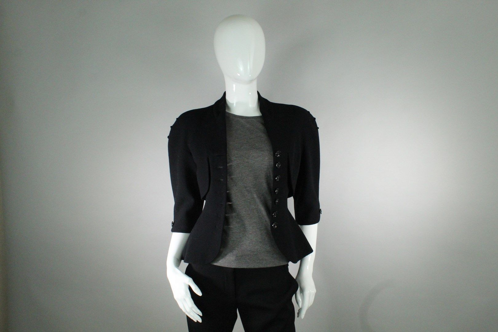 Null 香奈儿



修身的黑色羊毛外套，四分之三长的袖子，直领，圆润的加固肩部装饰有完整的几何细节，并点缀有山茶花纽扣，这是品牌的标志性图案。



戴着 &hellip;