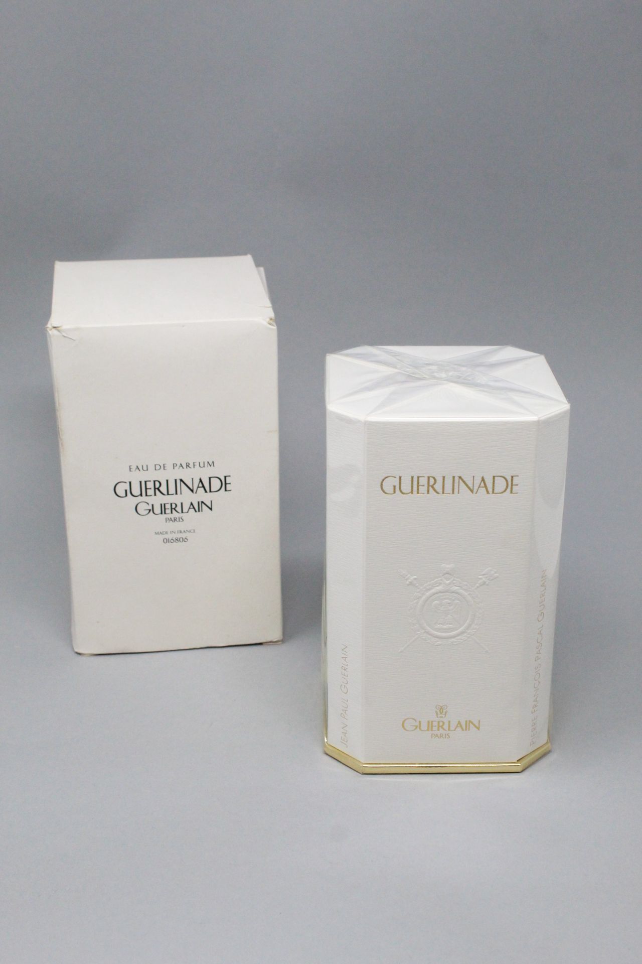 Null GUERLAIN "Guerlinade"。50毫升淡香水瓶，为向娇兰家族的几代创作者致敬而创作，满满的。1998年。

新的条件下的吸塑包装。