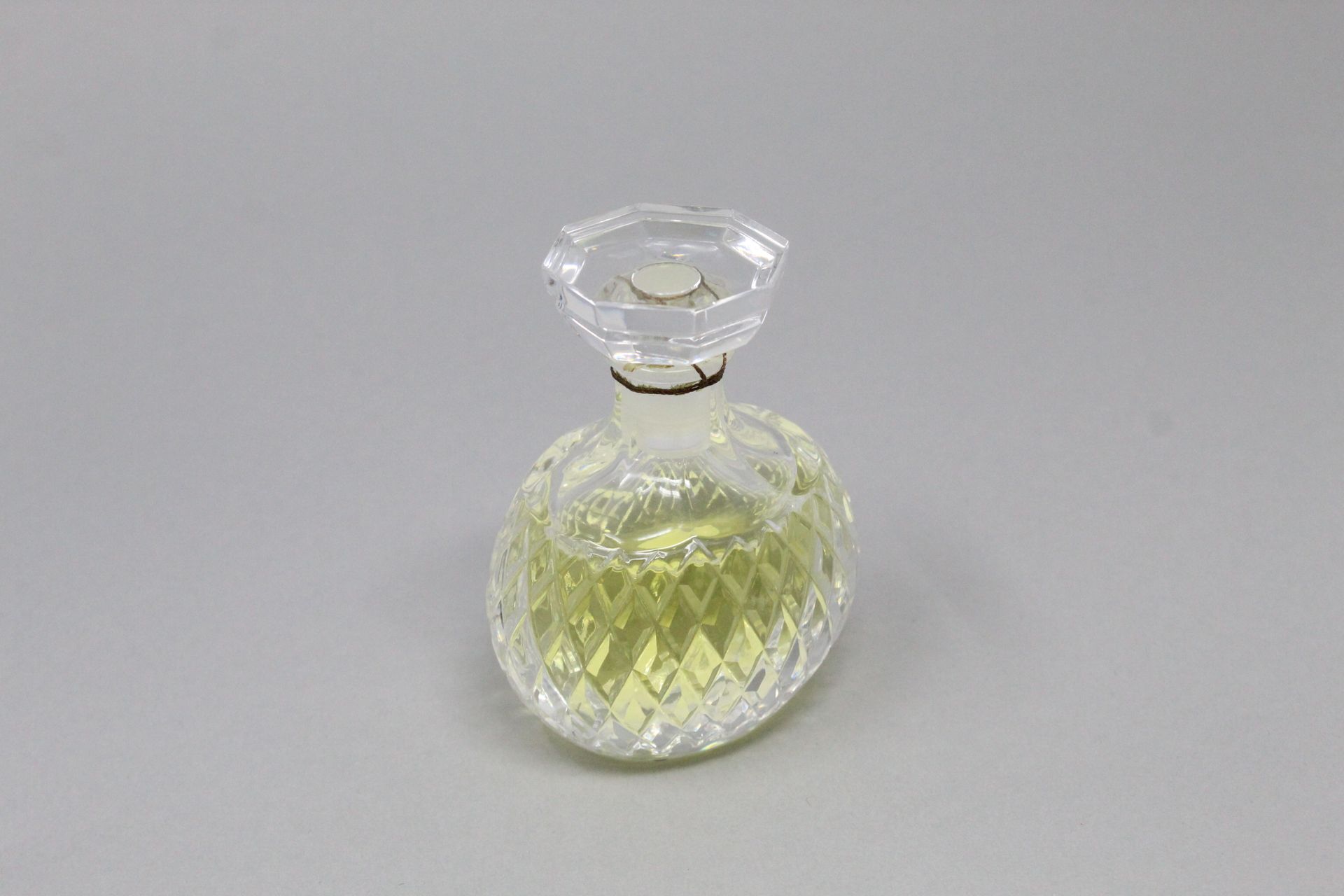 Null ANONYME 



Un flacon de parfum en verre à décor géométrique et bouchon oct&hellip;