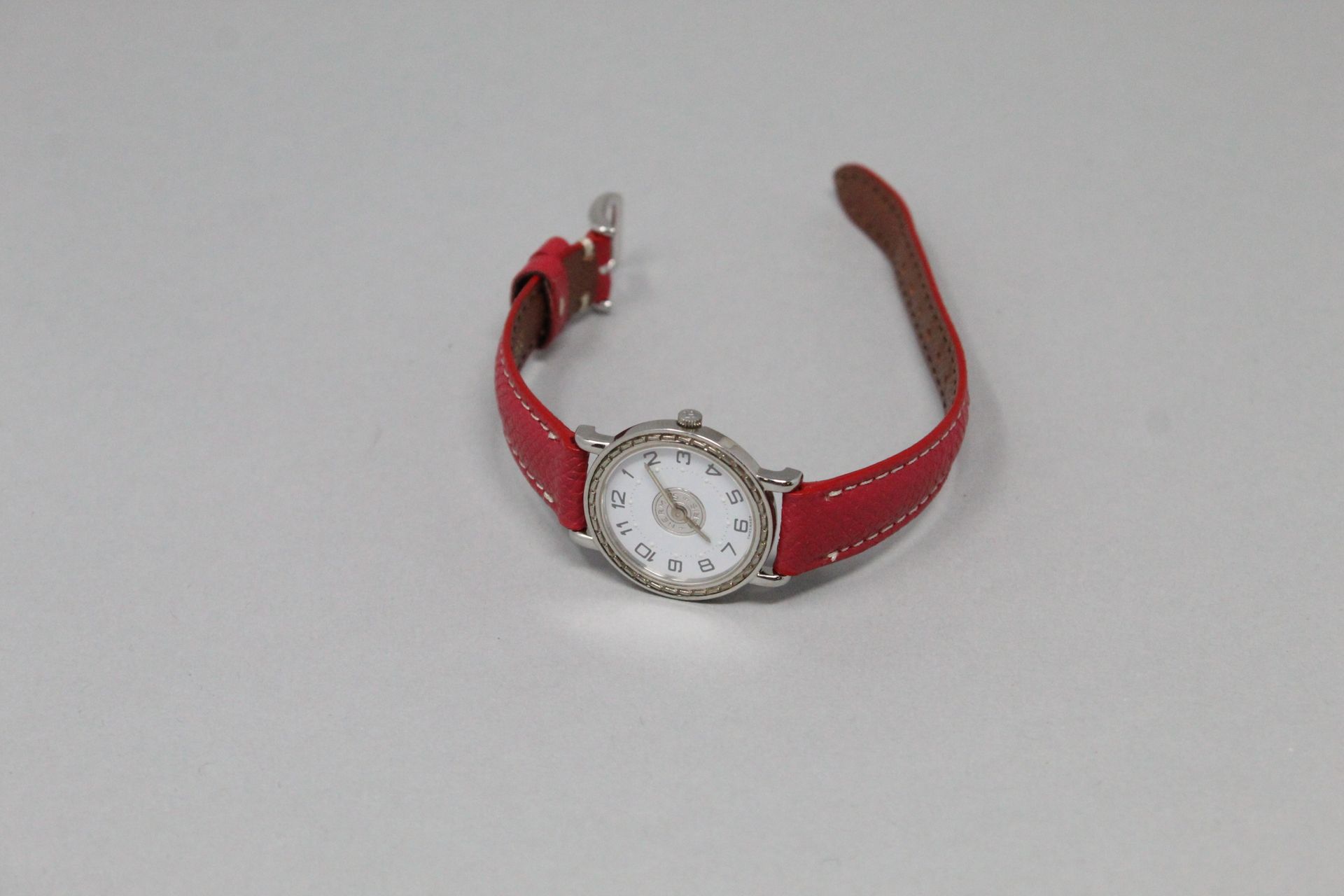 Null HERMES 

Montre bracelet de dame, boîtier rond, cadran à fond blanc à chiff&hellip;