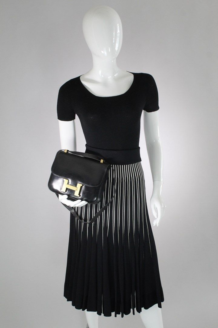 Null 
爱马仕 (1972)











包 "Constance" 23厘米，黑盒装，翻盖上的镀金 "H "扣，肩带，外袋










&hellip;