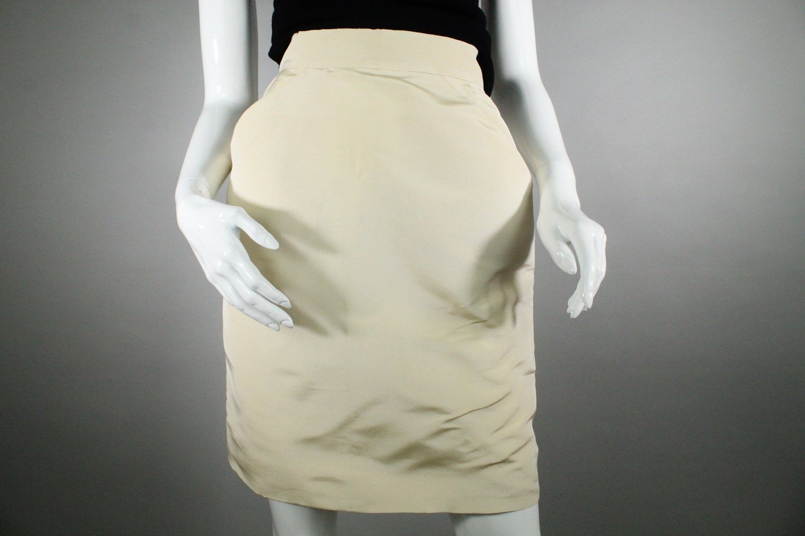 Null 香奈儿

赤褐色的裙子，有狭长的口袋和倾斜的补丁。



尺寸：64厘米。

长度：52厘米。



轻微的污渍。