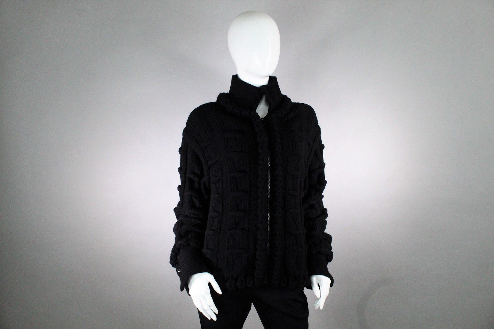 Null 香奈儿



环游世界 "系列，2013年秋冬季



黑色针织外套，前部有拉链扣。高领，紧身袖子，装饰有地球图案的圆形可移动袖扣。网布上有大面积的针&hellip;