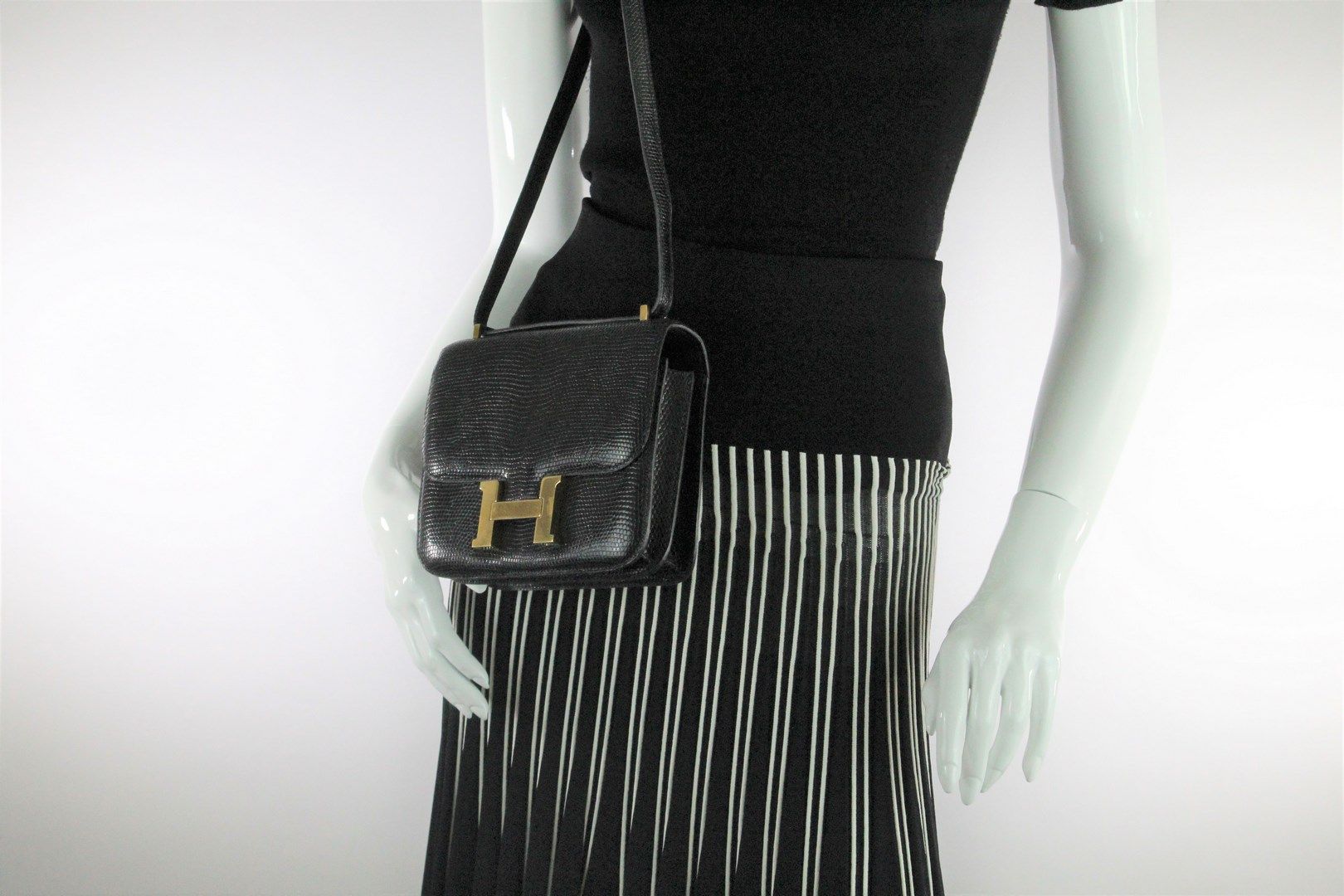 Null HERMES (1992)



爱马仕 "Constance "包，黑色蜥蜴和金色金属，黑色皮革内部有两个大口袋和两个小贴袋，肩带可作为单人包或双肩&hellip;