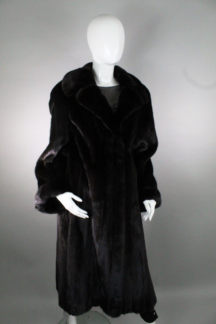 Null 
REBECCA 



Manteau grand soir en vison noir à col blazer et excentriques &hellip;