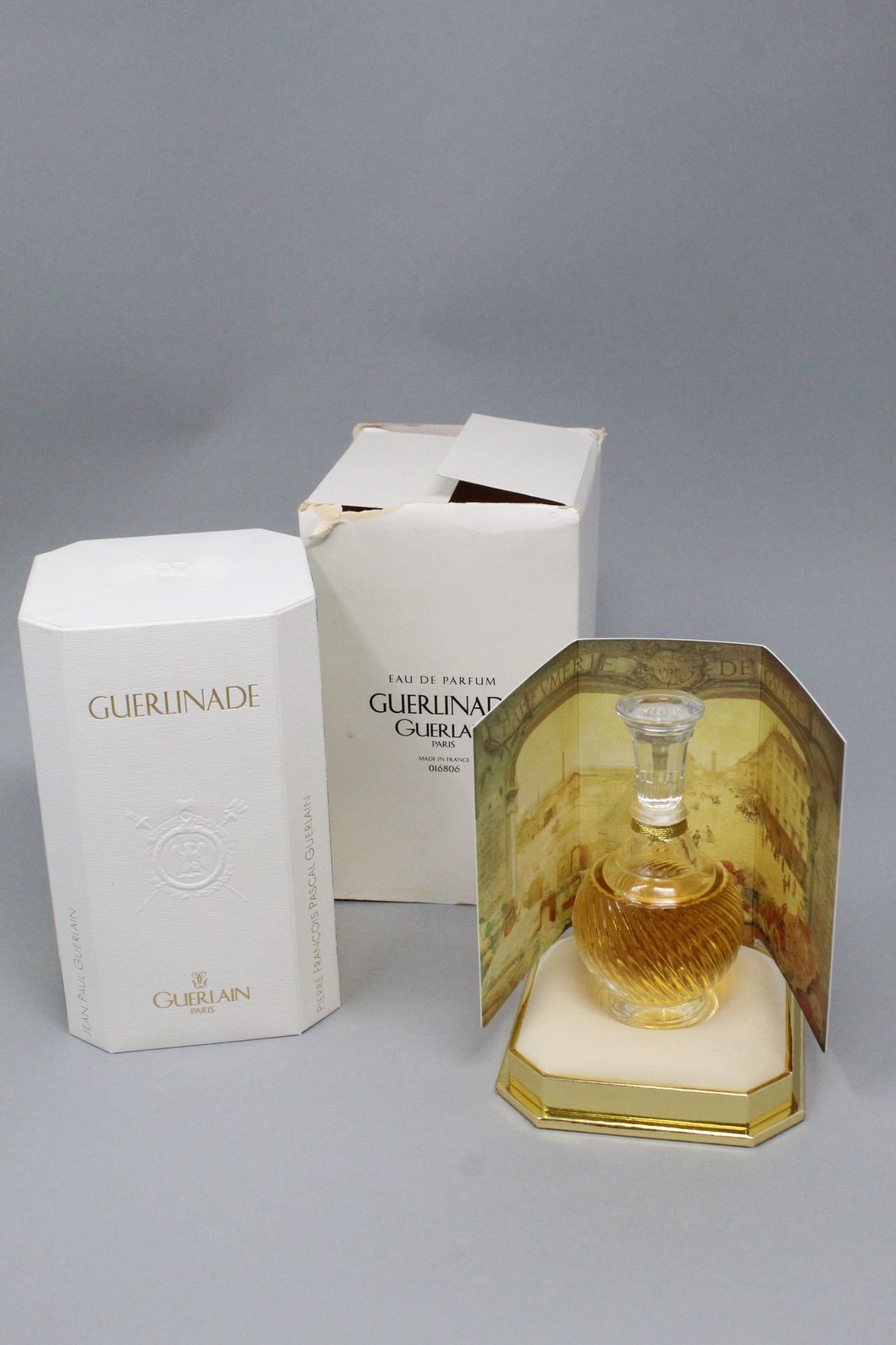 Null 
GUERLAIN "Guerlinade"。50毫升淡香水瓶，是为了向娇兰家族的几代创作者致敬而创作的，满满的。1998年。