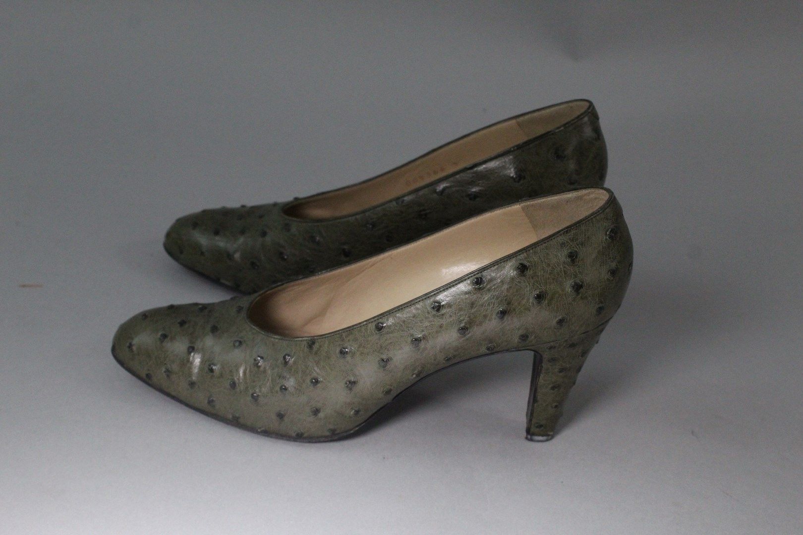 Null HERMES 



Paire d'escarpins à talons cuir d'autruche vert. 

 

Taille 39.&hellip;