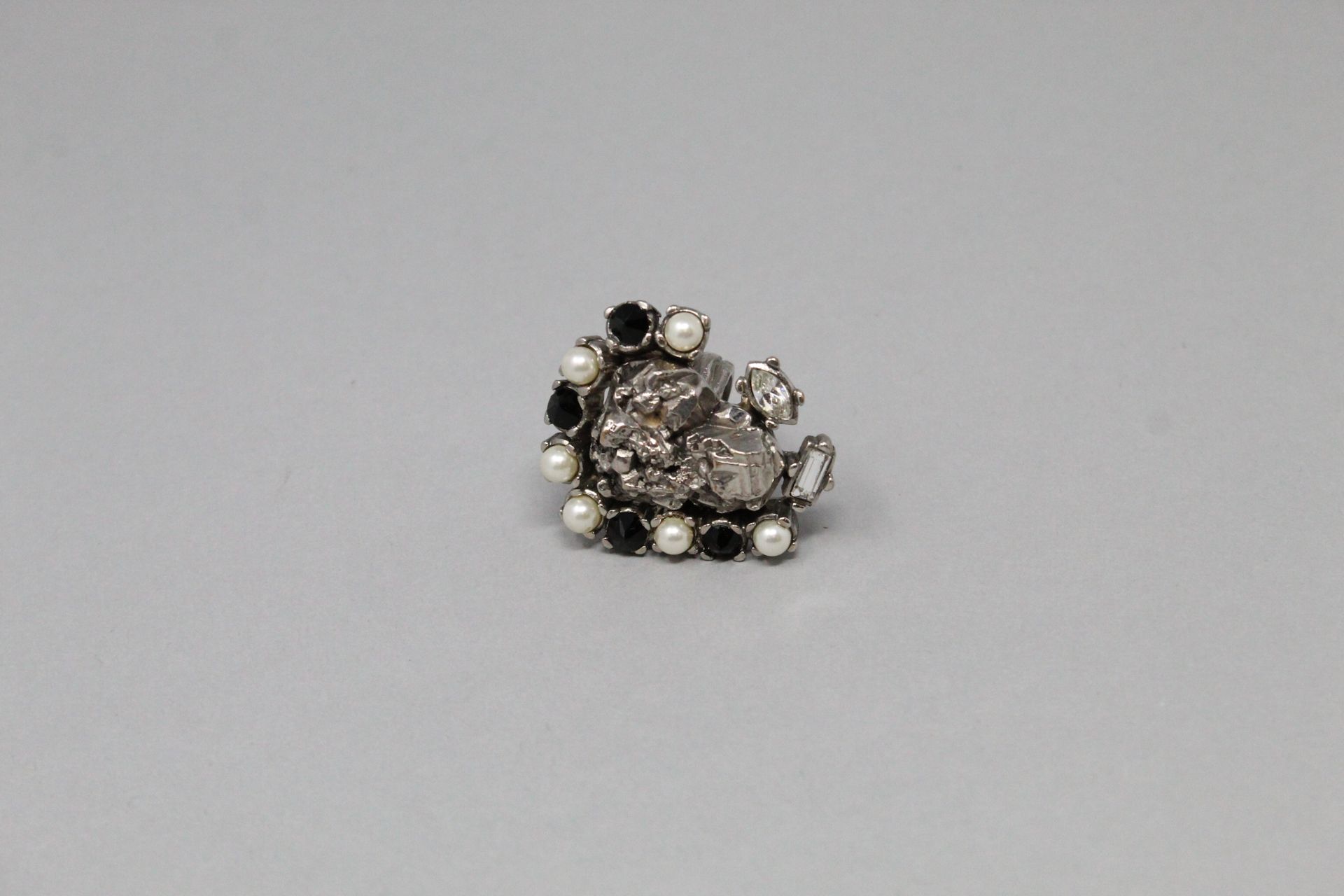 Null YVES SAINT LAURENT by PILATI

用花式珍珠、黑色宝石和白色仿石装饰的花式戒指。

手指大小：49。