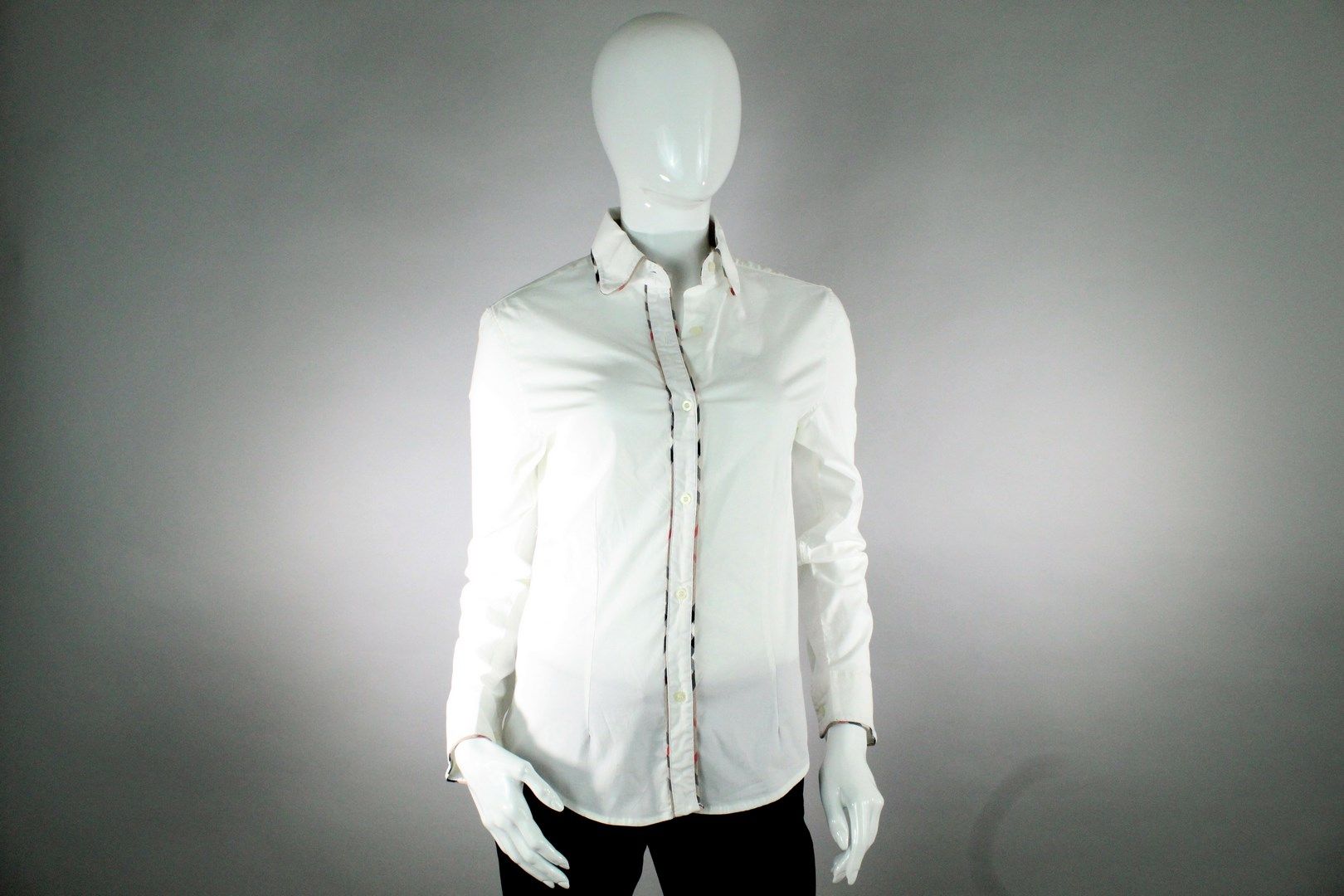 Null BURBERRY



Blusa de algodón blanco de manga larga con cuello claudino, cie&hellip;