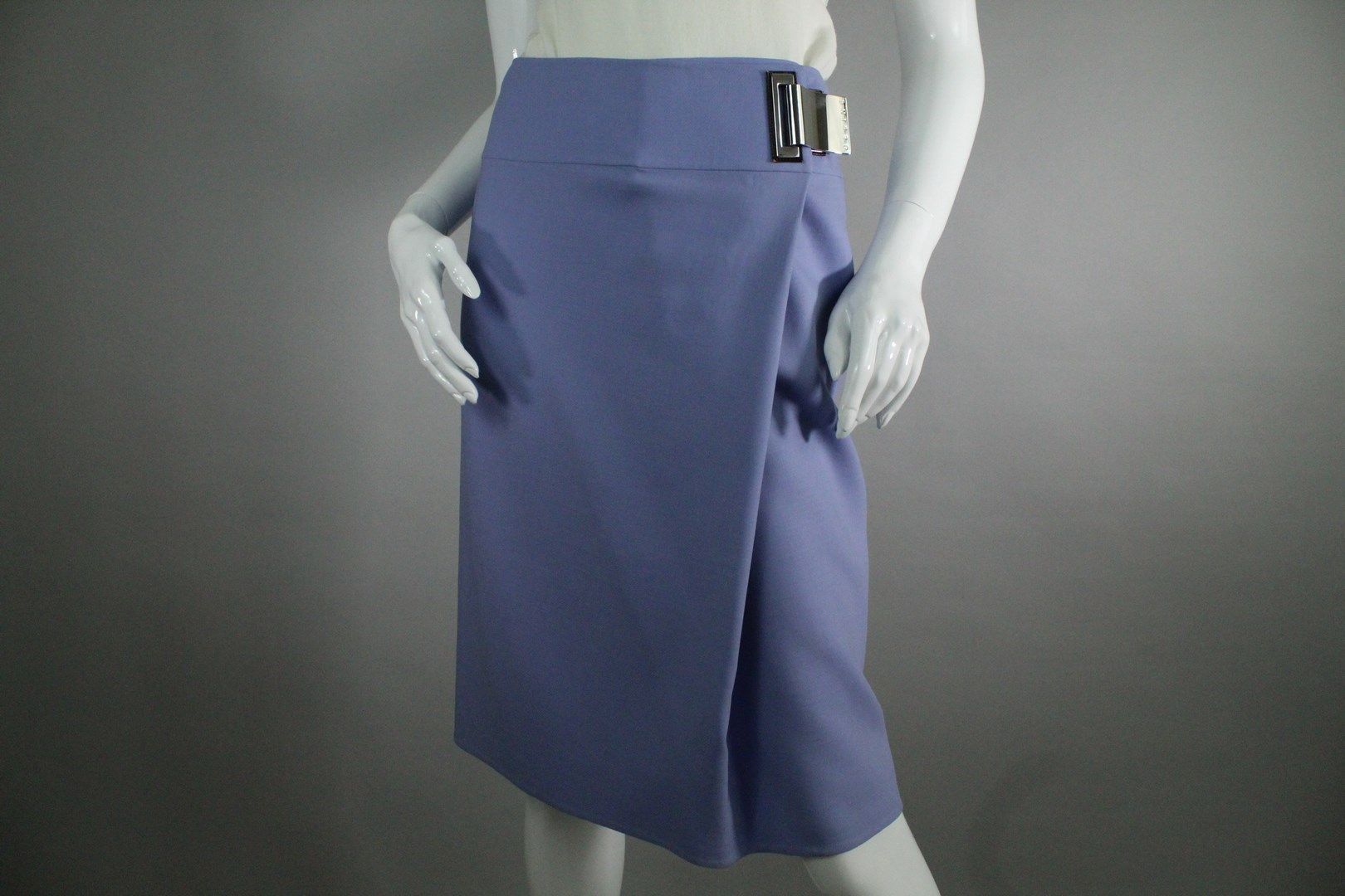 Null CELINE



紫色钱包效果的裙子，有大的银色雪茄扣细节，连接在两个烟草皮轭上。

后面有拉链。



长度：57厘米