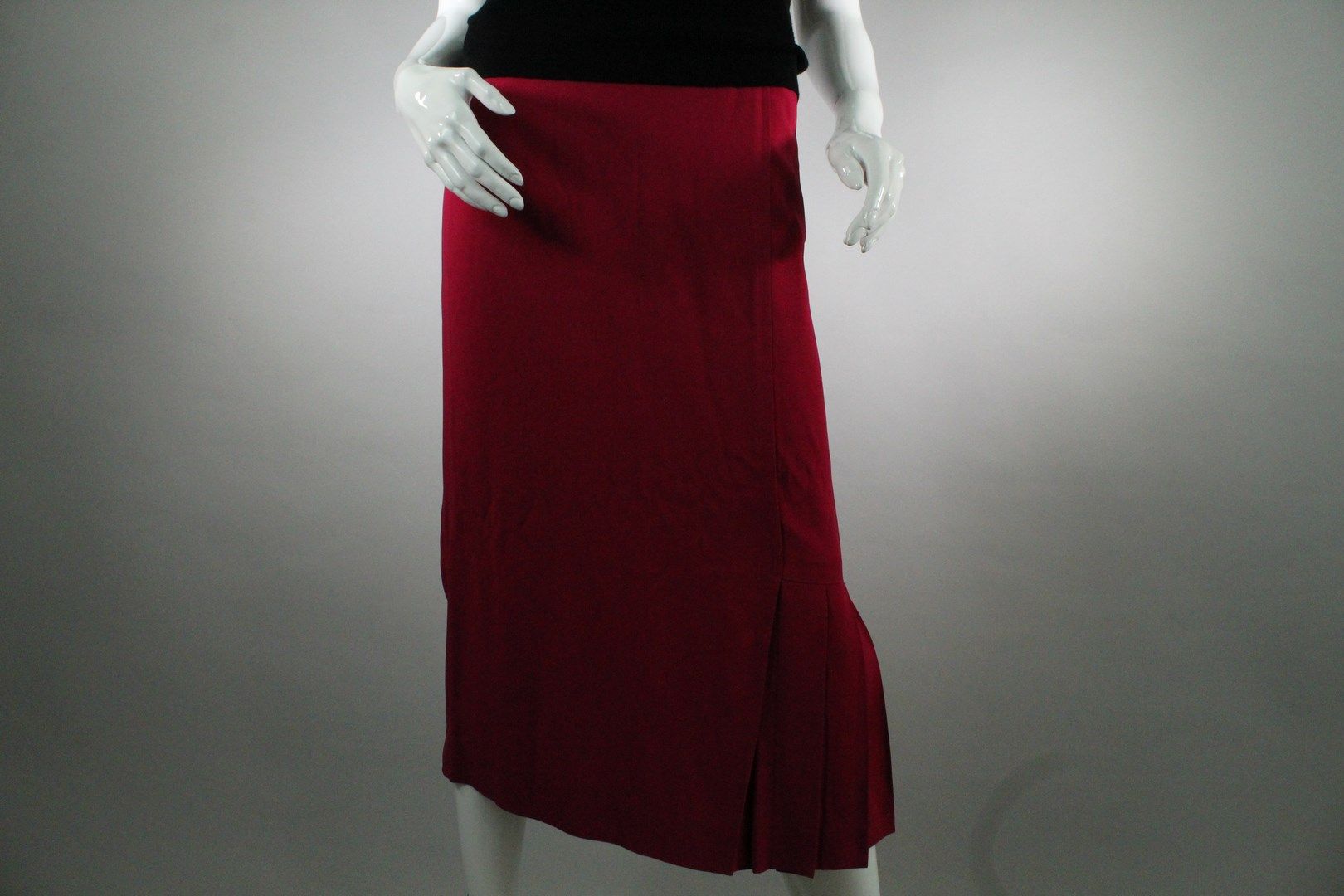 Null SONIA RYKIEL

深粉色混合绉绸的裙子，左下方有褶皱图案。

腰部有珠宝的小细节。

略有磨损。



长度：78厘米。

腰围：68厘米。&hellip;