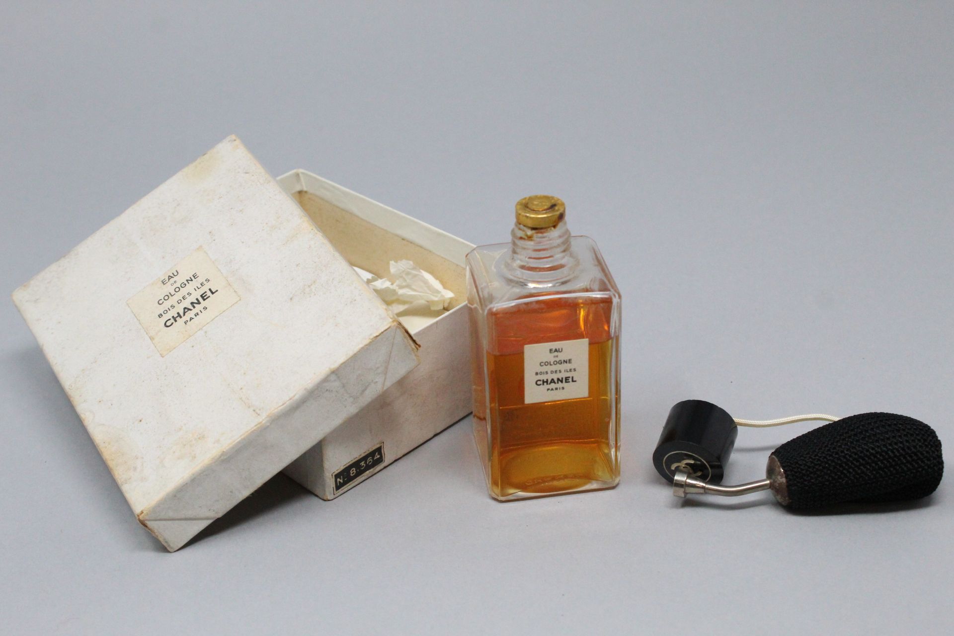 Null 香奈儿 "海岛之波 "系列



玻璃瓶装的古龙水样品，带喷瓶。在其原始编号的盒子里。



箱子退化了。