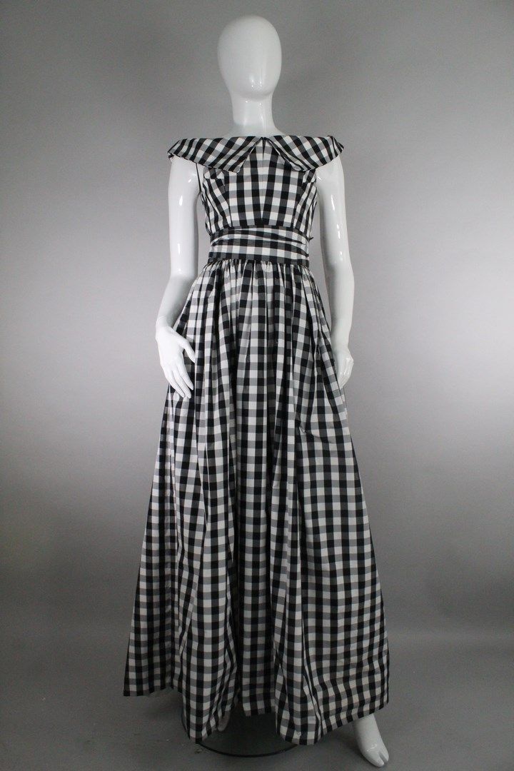 Null FRANCOIS TAMARIN

Evening dress in black and white Vichy printed taffeta. 
&hellip;