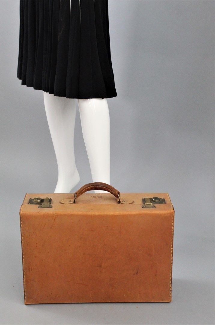 Null ANONYME 



Elégante valise rigide en cuir naturel et bijouterie laiton, ch&hellip;