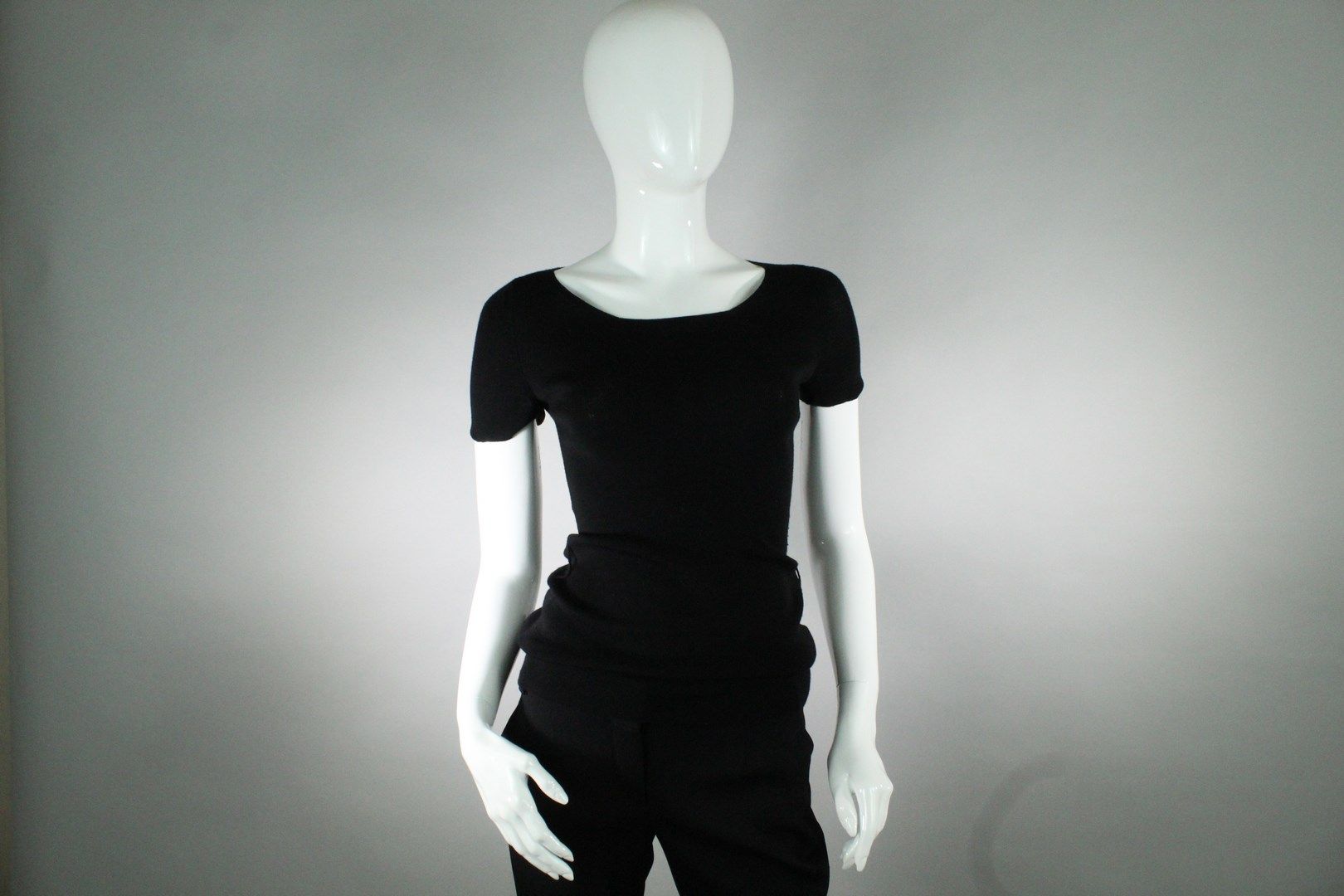 Null GUCCI (作者：Frida Giannini)



黑色短袖针织上衣。



尺寸S。



约在2009年。



在领子上加盖印章。