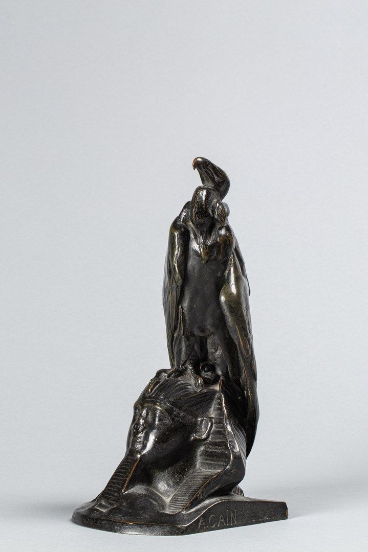 Null 凯恩-奥古斯特-尼古拉，1821-1894年

斯芬克斯和秃鹫

青铜，有棕色和绿色的光泽（光泽有一些磨损的痕迹），Susse Frères édit&hellip;