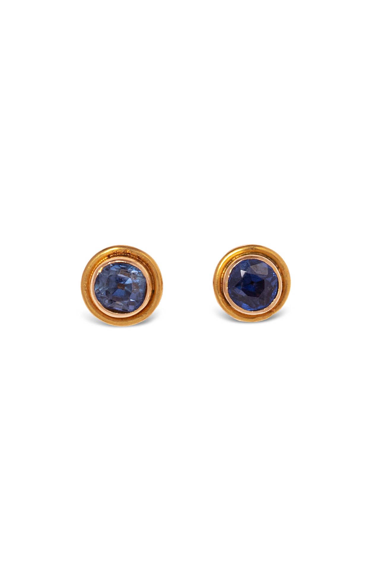 Null 一对18K(750)黄金领扣，镶有圆形蓝宝石。

约1900年。

蓝宝石的估计总重量：1克拉。- 图案的直径：0.8厘米。

毛重：2.90克。
