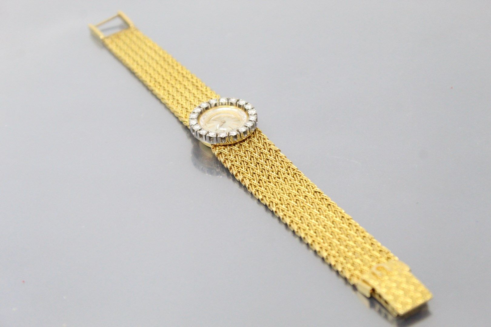 Null UNIVERSAL

Ladies' wristwatch in 18k (750) gold. Round case with diamond-se&hellip;