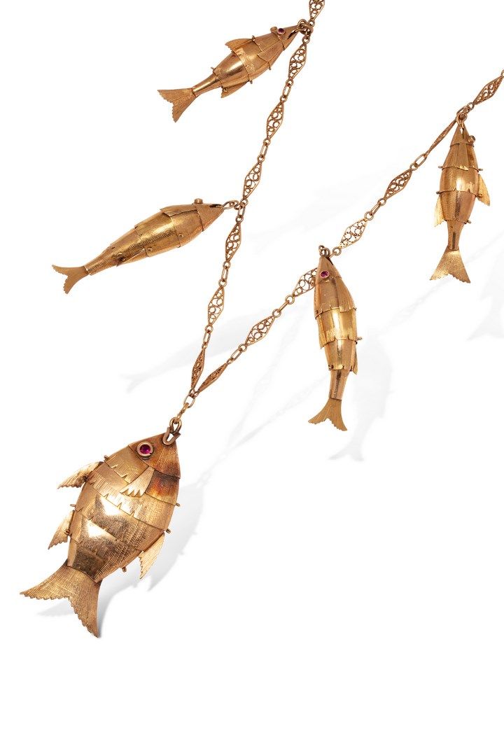 Null 
18K (750) 黄金项链，饰以金银丝图案，饰以五颗铰接式 18K (750) 金鱼图案，眼睛饰以红色宝石



大约长度：62 厘米。 - 主要&hellip;