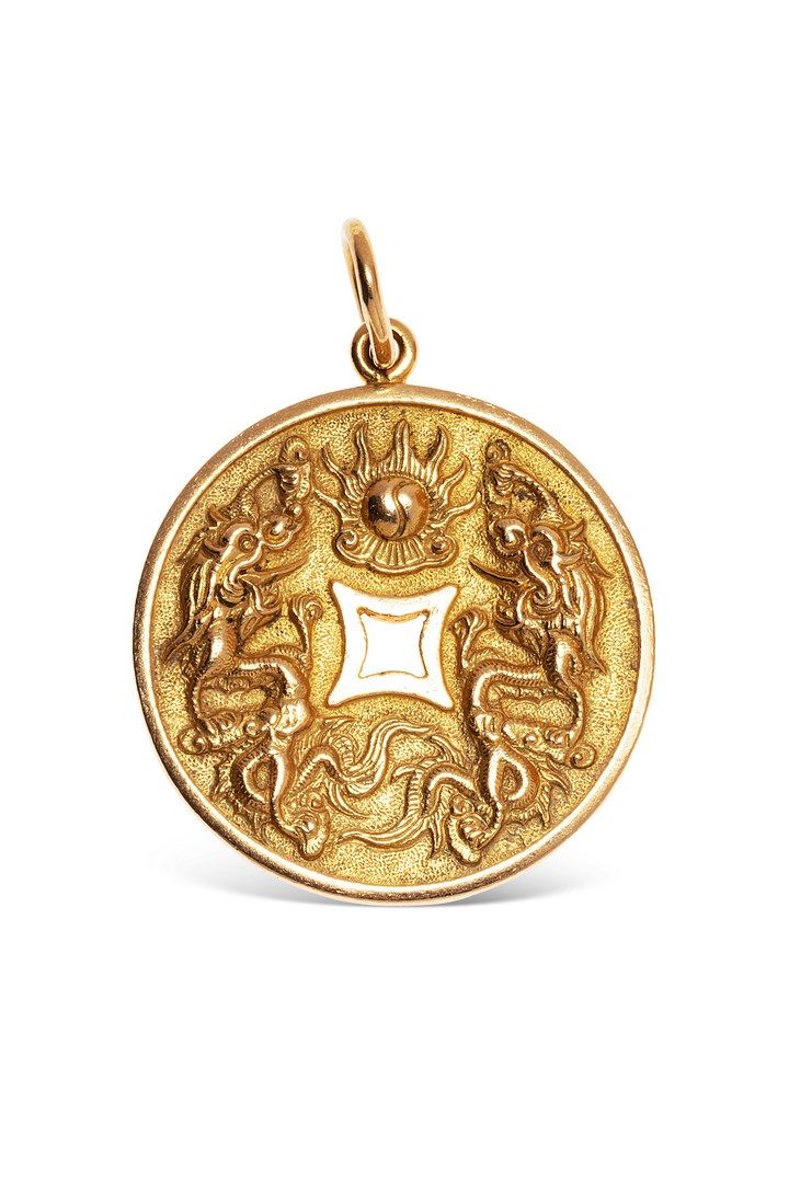 Null 18K(750)黄金纪念章中间穿孔，一面刻有二龙戏珠的阴阳图案，另一面刻有中国表意文字。

可能是中国人的作品。

直径：3.3厘米。- 重量：16.&hellip;