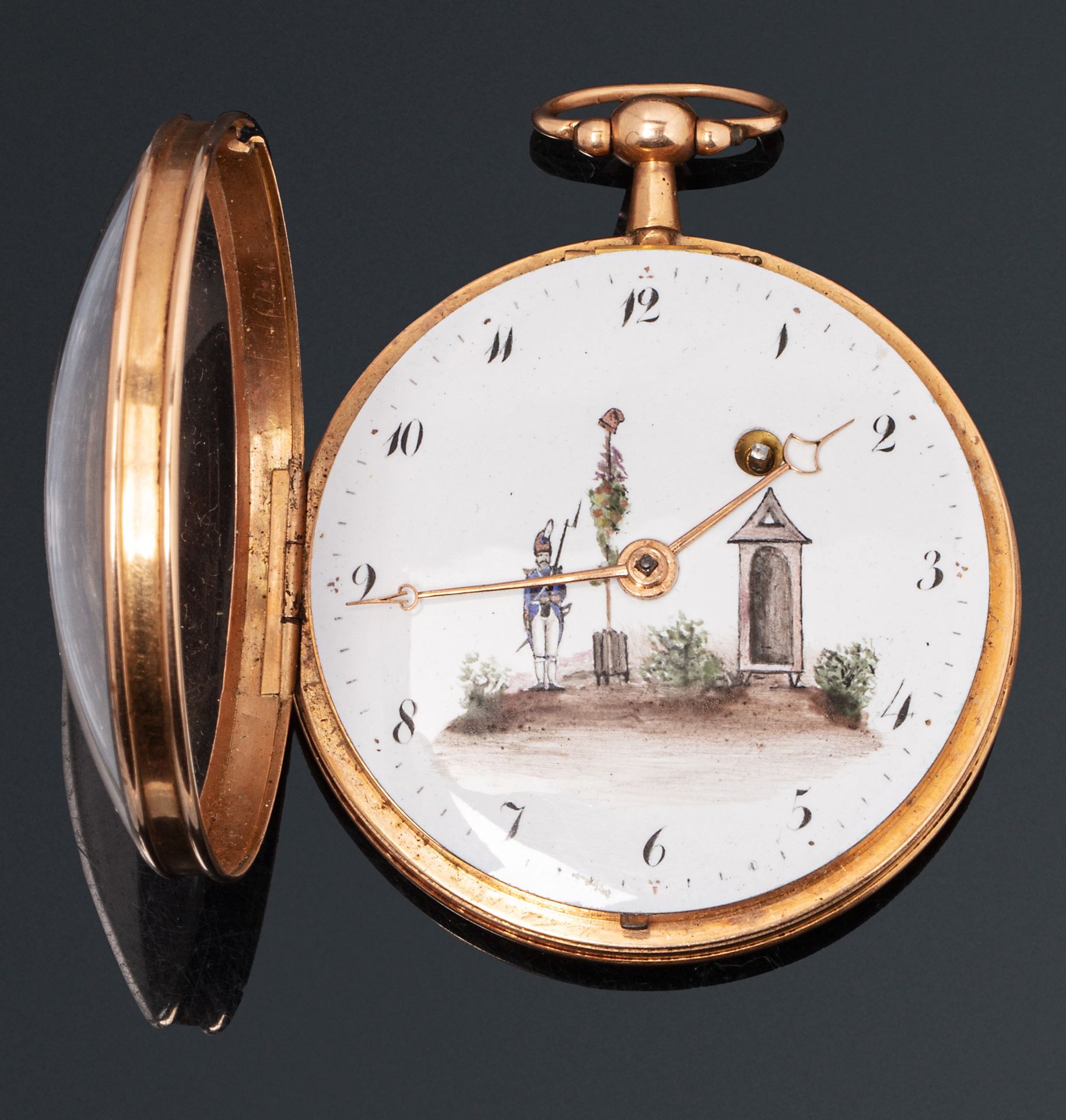 Null 孤独的人

19世纪初

金色手表。铰链式圆盒，背面光滑。白色珐琅表盘，风格化的阿拉伯数字小时，分钟轨道，中间的装饰代表一个警卫在其警卫室附近。公鸡机&hellip;