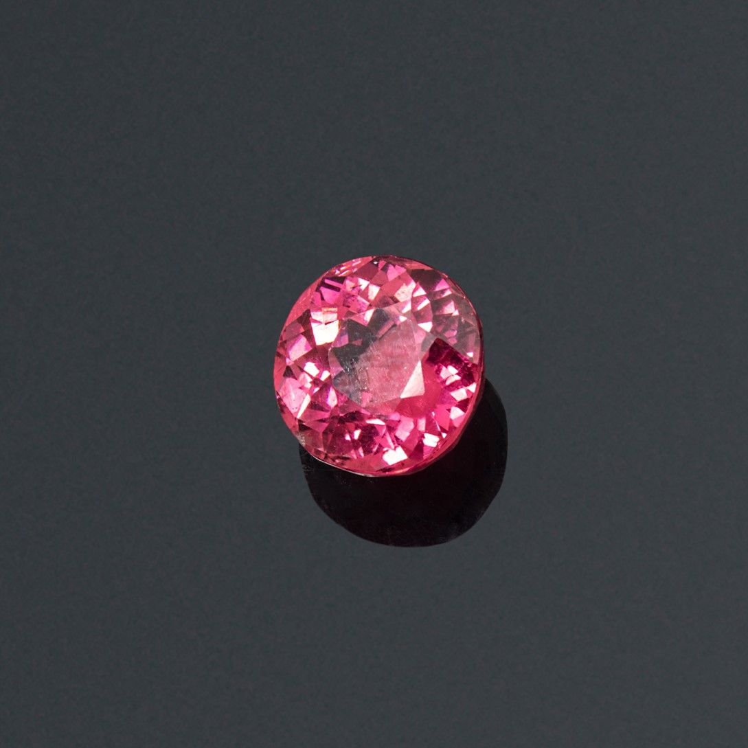 Null Pink tourmaline oval on paper. 

Weight : 4.87 cts.