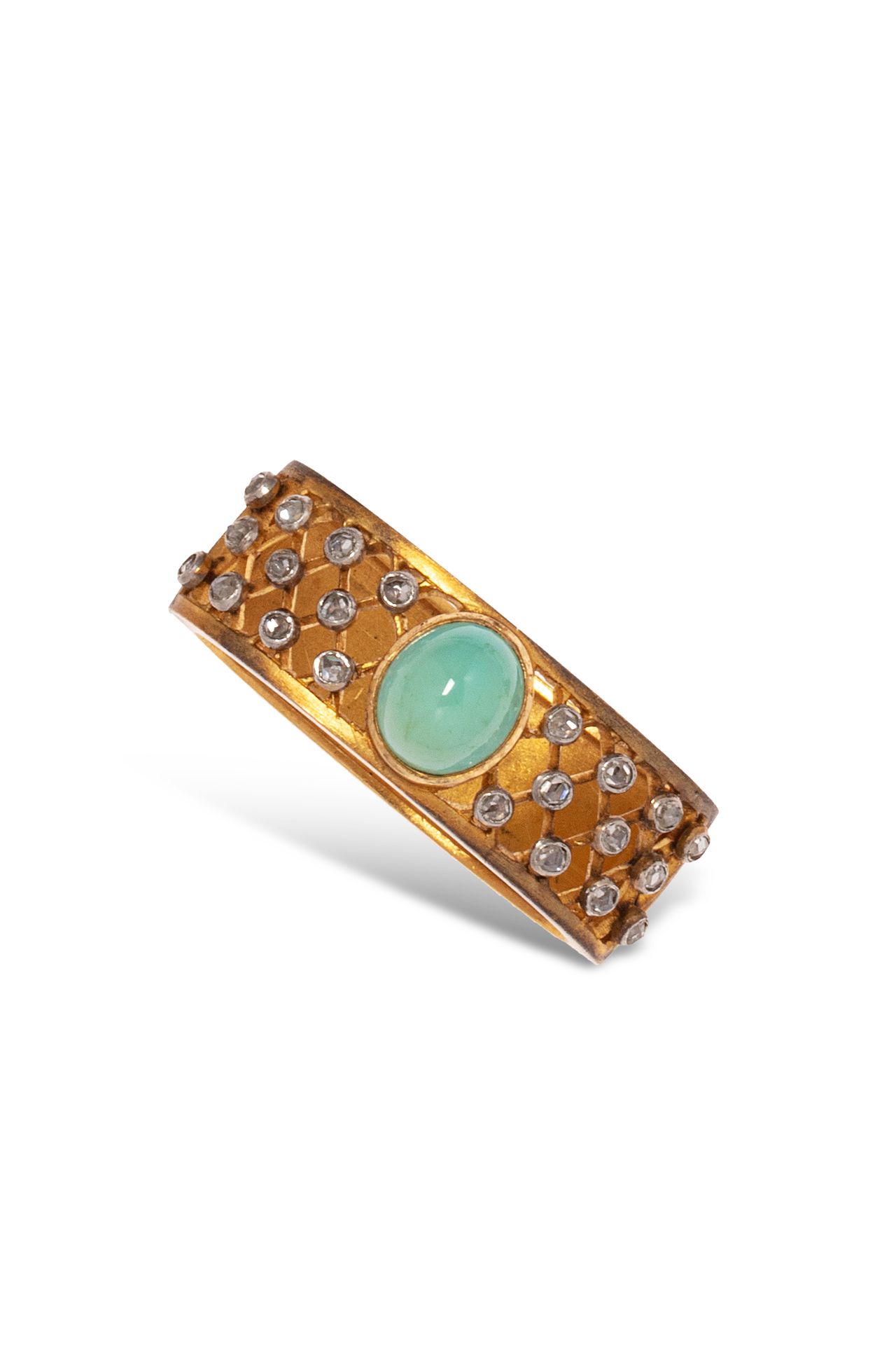Null 18K(750)黄金拉瓦列尔胸针，正面穿有鱼网，中间是浅蓝绿色的凸圆形宝石（可能是绿松石），上面点缀着铂金镶嵌的玫瑰切割钻石。

约1900年。

大&hellip;