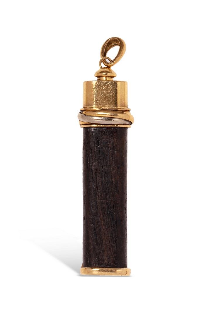 Null 
卡地亚





Touch Wood "吊坠，18K（750）黄金、白金、粉金和珍贵木材。





签有卡地亚，并有编号。





卡地亚公司&hellip;