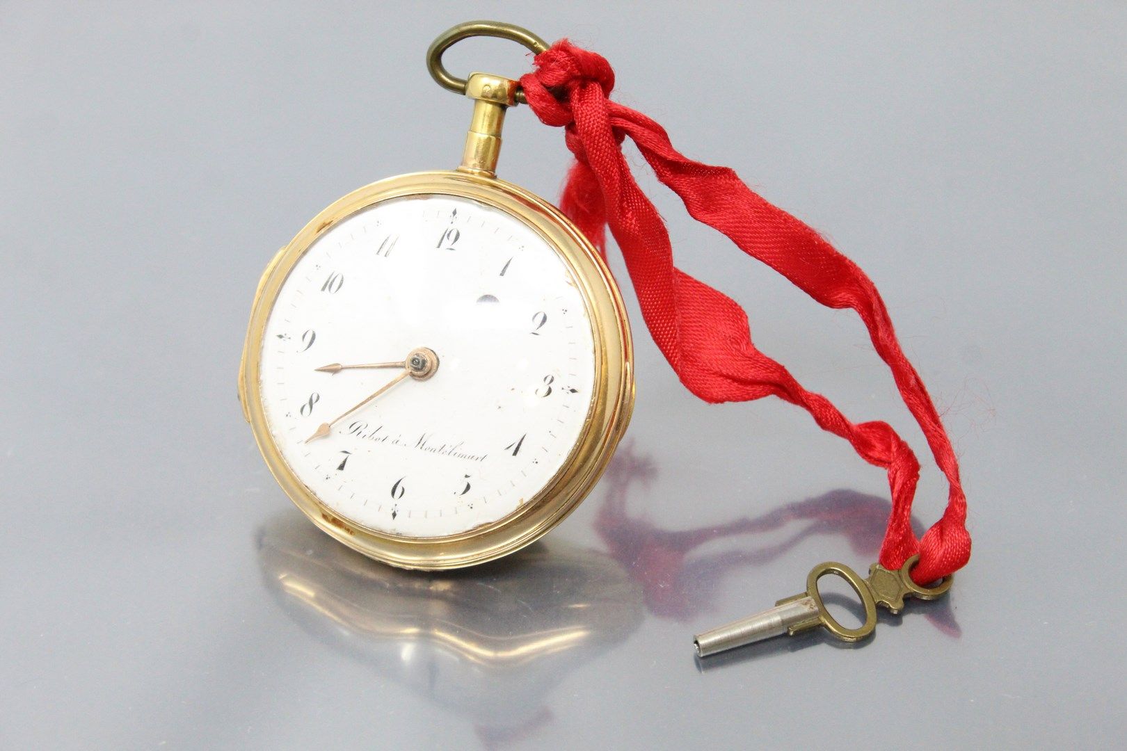 Null 蒙特利马特的RIBOT

19世纪初

金色手表。铰链上的圆形箱子。白色珐琅表盘上有风格化的阿拉伯数字，分钟轨道（玻璃将被重新固定）。公鸡机芯，带钥匙&hellip;
