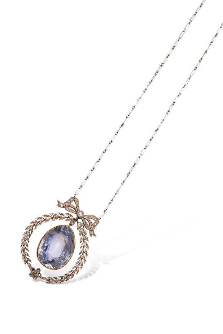 Null 大约在1910年，"Guirlande "风格的半成品，包括:

- 铂金戒指，以淡蓝色椭圆蓝宝石为中心，镶嵌玫瑰式切割钻石

蓝宝石的估计重量 : &hellip;