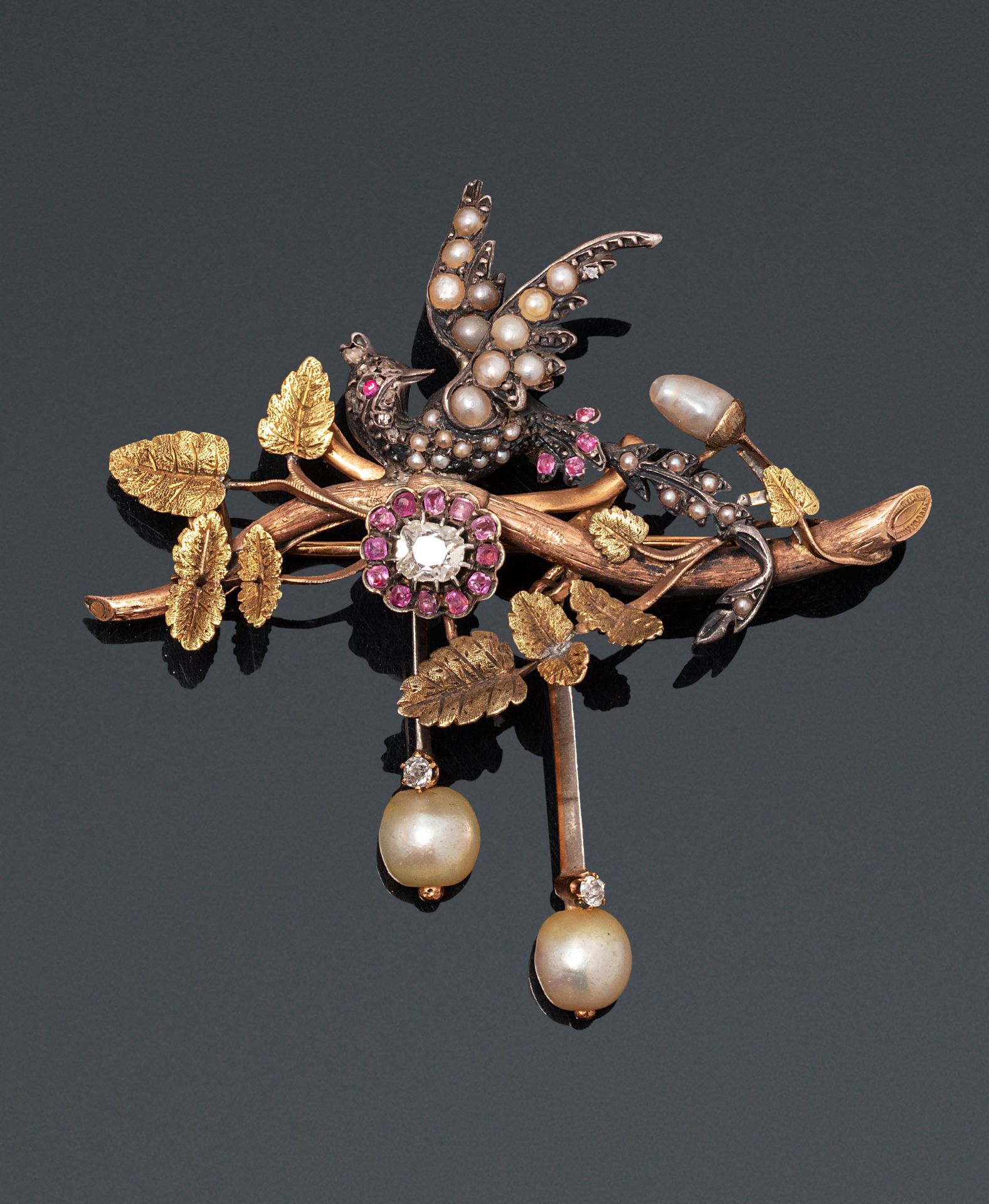 Null 一枚18K（750）银和黄金及玫瑰金的自然主义胸针，描绘了一只张开翅膀的天堂鸟，装饰着珍珠（未经测试）和红宝石，停在一个装饰着花朵的树叶上，中心是一颗&hellip;