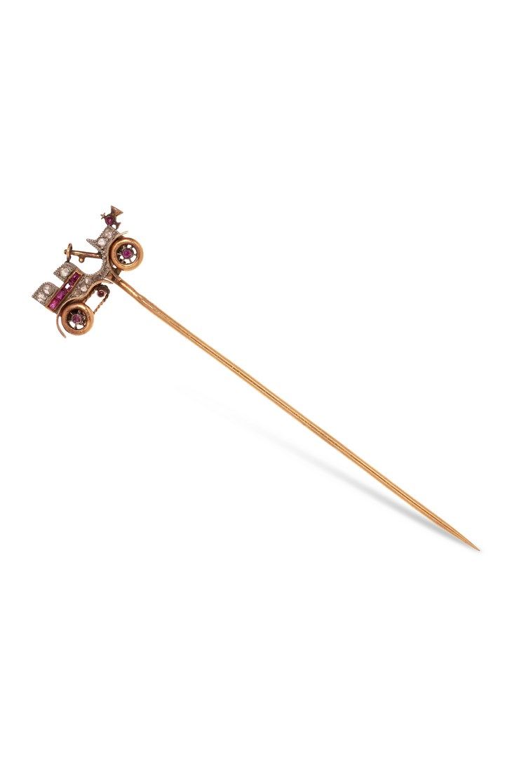 Null 18K(750)玫瑰金和铂金领带针，特色是汽车上镶嵌的玫瑰切割钻石和小红宝石。

约1910年。

部分主标记。

鹰头标志。

长度：7厘米。- 毛&hellip;