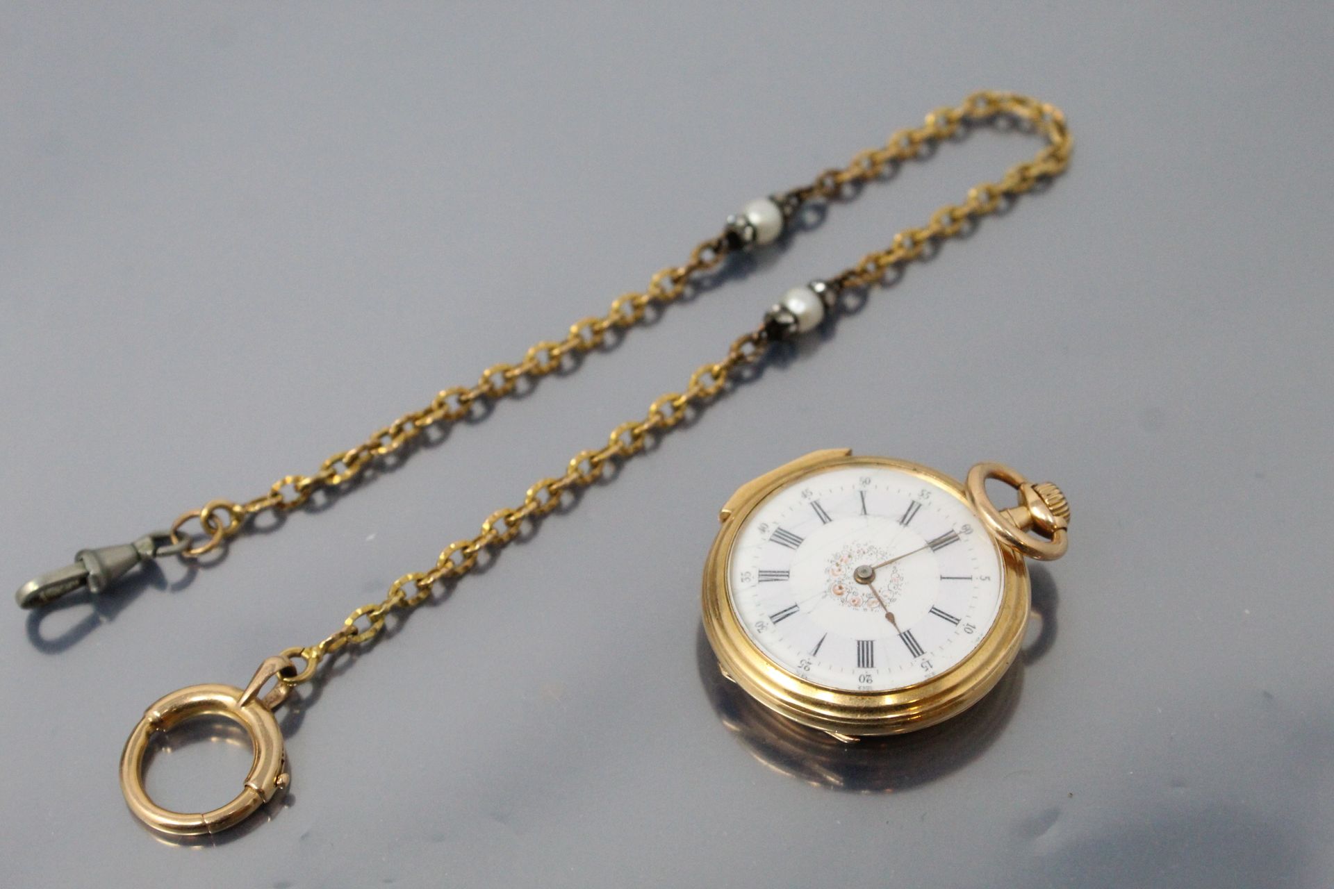 Null LEQUIN & GERSIN, Fleurier

20世纪初

金项圈手表。带铰链的圆盒，金碗上有签名，背面有英文字母交错的浮雕首字母。白色珐琅表&hellip;