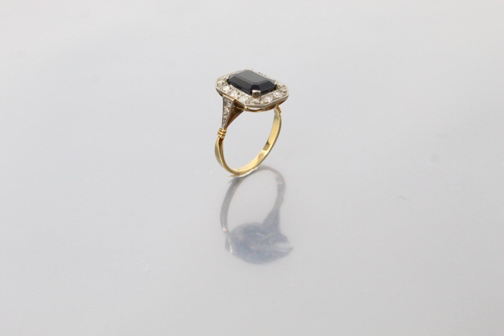 Null 18K（750）黄金和铂金戒指，镶嵌着一颗非常深的蓝色蓝宝石，周围和肩部有8/8和玫瑰式切割钻石。

鹰头标志。

手指大小：53 - 毛重：4.12&hellip;