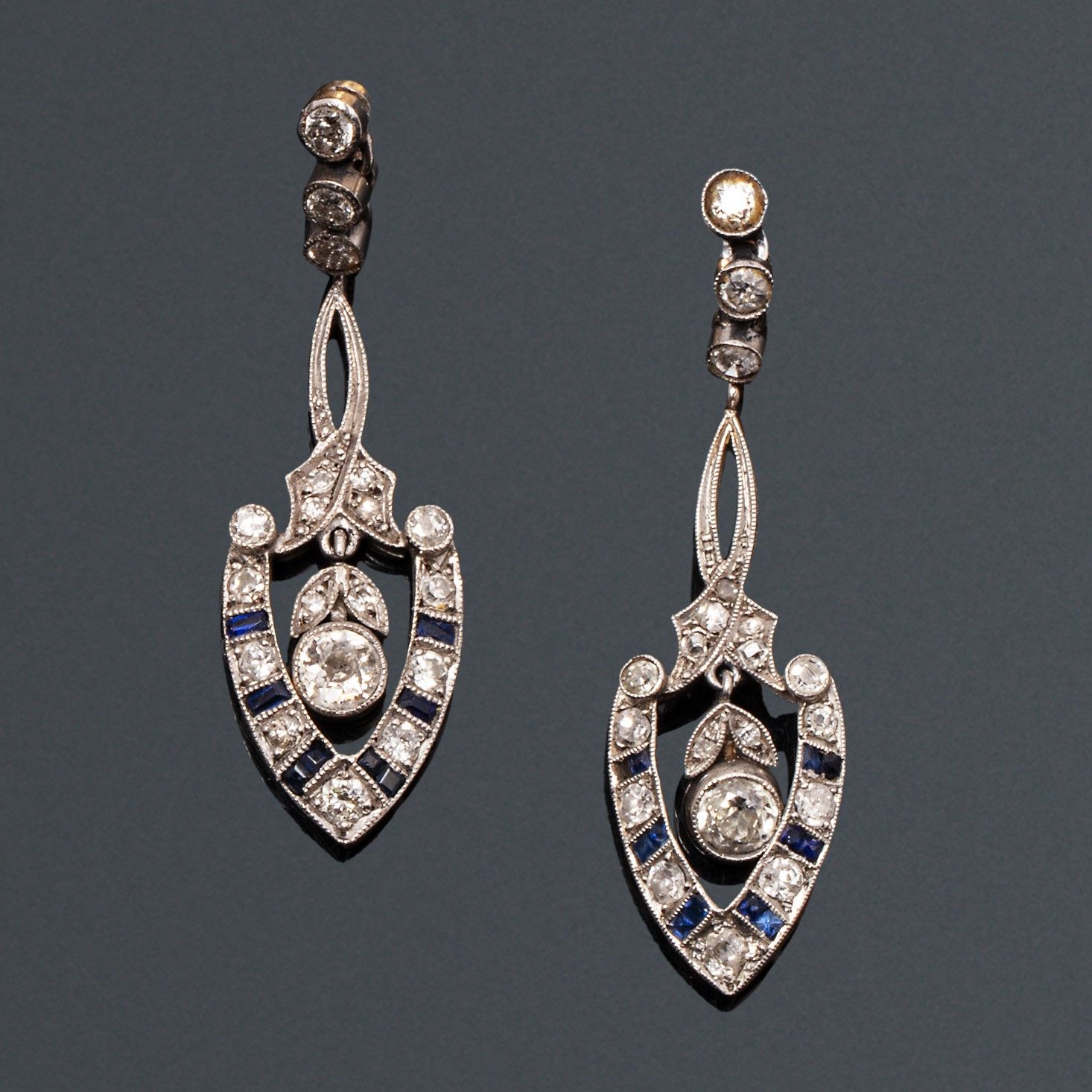Null 一对18K(750)黄金和铂金耳环，具有披针形镂空设计，镶嵌老式和8/8切割钻石以及长方形和英式切割蓝宝石。

约1915年。

18K（750）黄金&hellip;