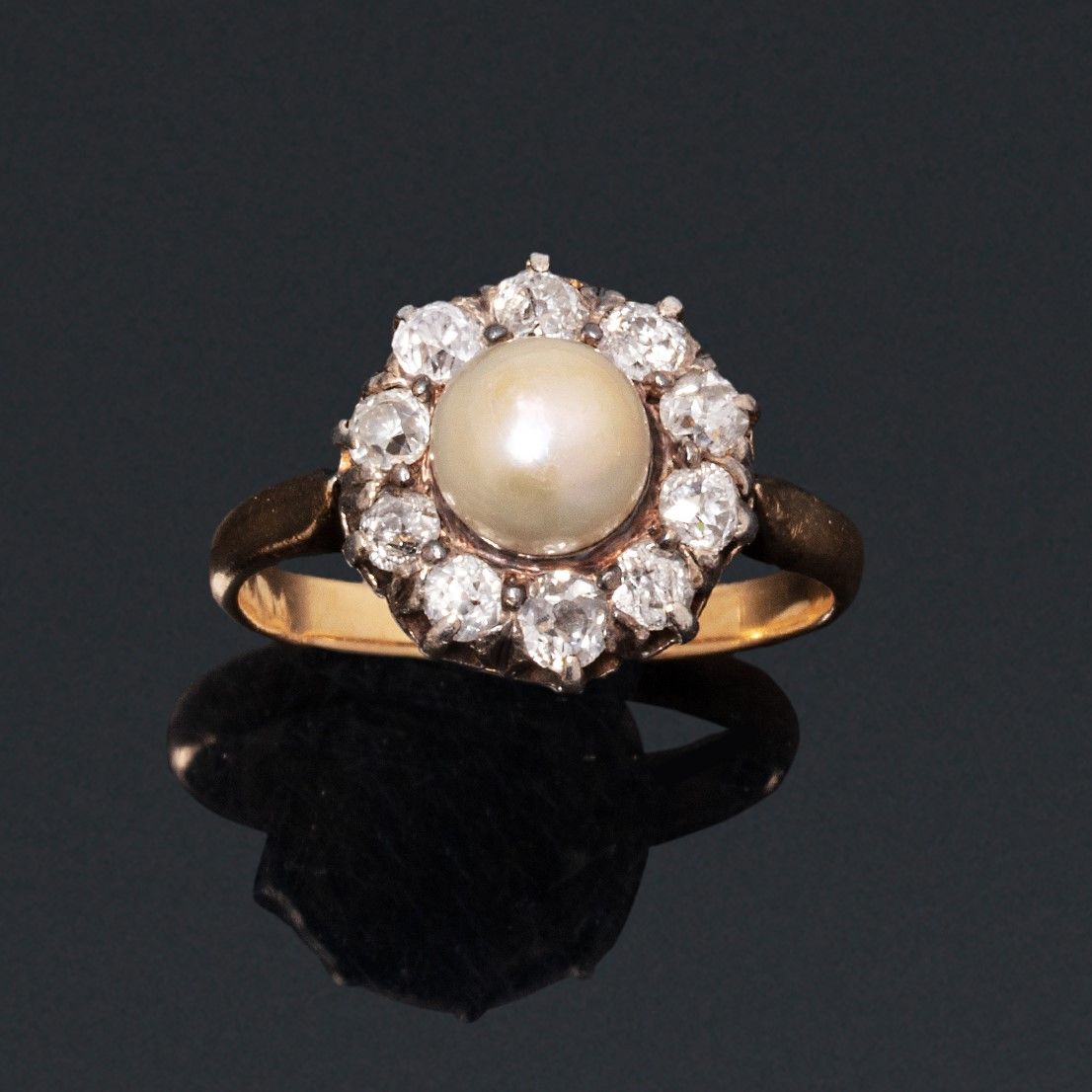 Null 银和18K（750）金的雏菊戒指，中心是一颗精美的白色纽扣珍珠，周围是旧式切割钻石。

约1900年。

编号为227。

猫头鹰和天鹅的标志。

伴&hellip;