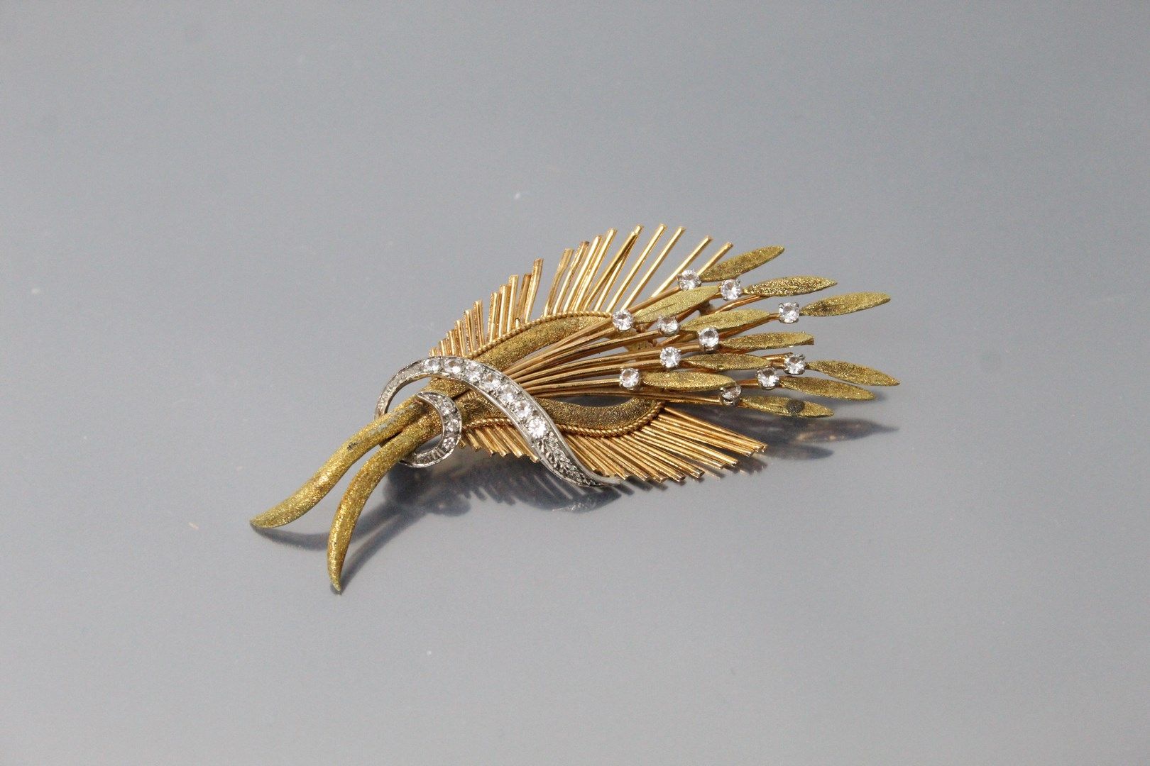 Null 18K (750) yellow and white gold "sheaf" brooch set with brilliant-cut, half&hellip;