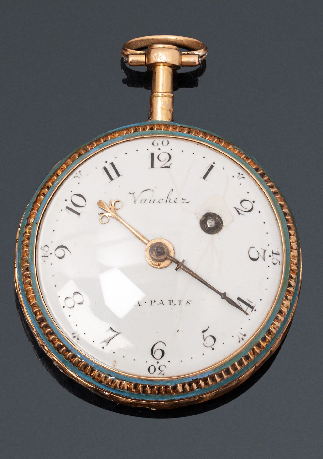 Null VAUCHEZ在巴黎

18世纪末。

珐琅彩金表。铰链式圆盒，珐琅背面表现了一个英勇的场景（修复）。白色珐琅表盘，风格化的阿拉伯数字和分钟轨道。公鸡&hellip;