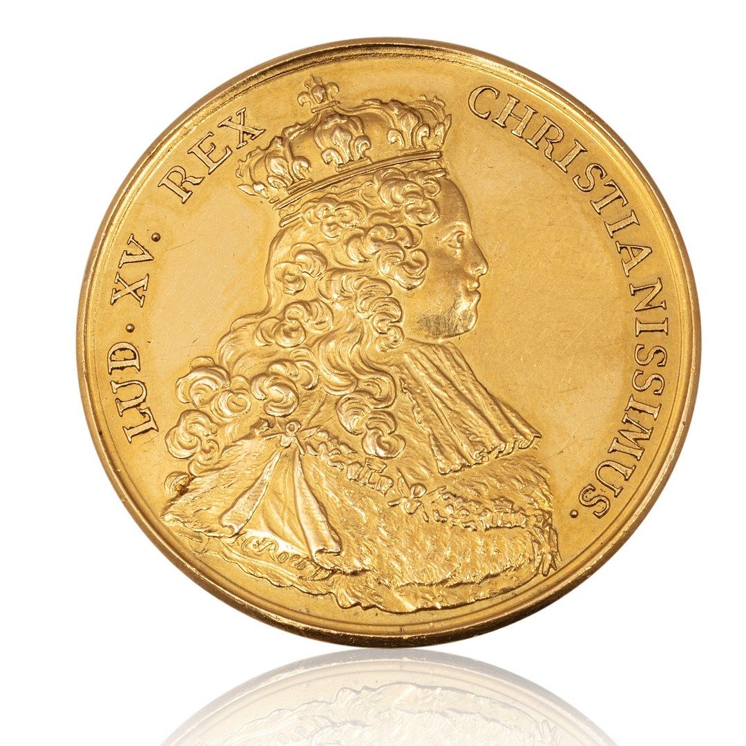 Null 路易十五在兰斯的加冕仪式金质奖章

正面：图例。带冠的半身像，穿着和装饰着圣灵会的项圈。

签名：J. C. Roët。正面是F。

反面：图例。膏抹&hellip;