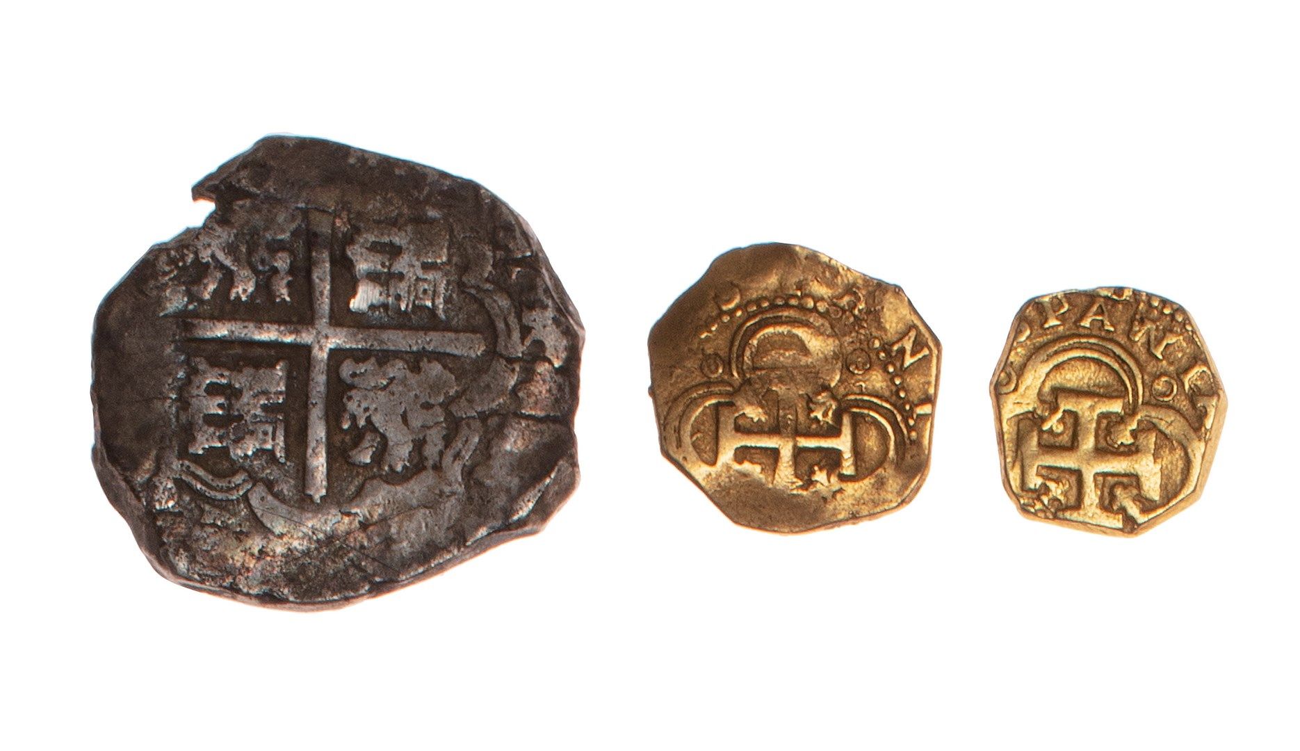 Null 西班牙帝国

三枚 "Cob "硬币：2 x 2枚金埃斯库多（6.75克和5.75克）和1枚8雷亚尔银币；日期和作坊难以辨认

B和VG。