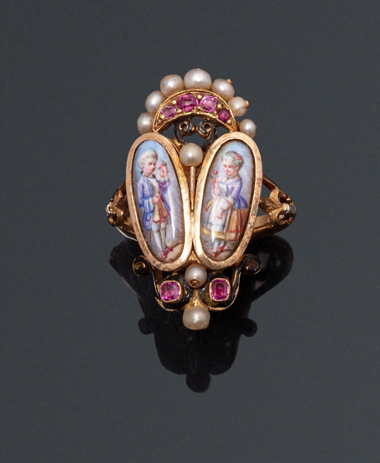 Null 
18K(750)黄金结婚戒指，部分上釉，双心装饰，瓷器上的微型画描绘了一对18世纪风格的夫妇，冠以红宝石和珍珠（未经测试）。





第二帝国。
&hellip;