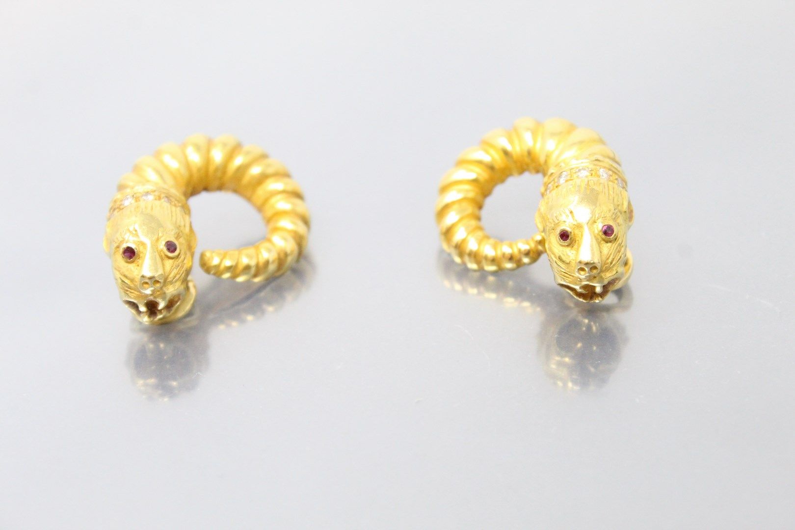Null 兹罗塔斯

一对18K（750）黄金耳夹，扭曲的设计以咆哮的狮子为结尾，颈部装饰有明亮式切割钻石，眼睛镶嵌有红宝石。

其中一个夹子上有签名ZOLOT&hellip;