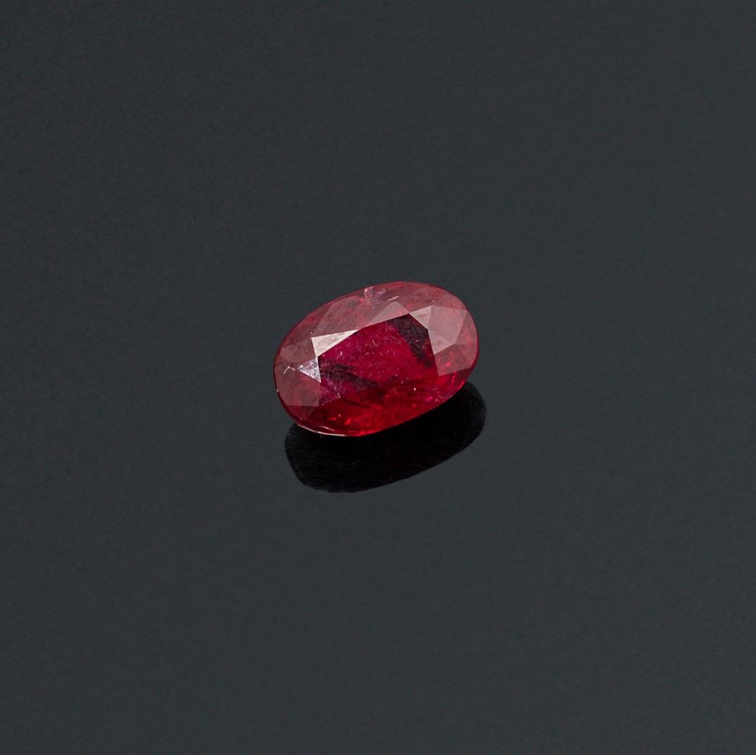 Null 椭圆形红宝石，纸质。

附有AIGS证书，表明 "鸽子血 "的颜色，未经加热。

重量：2.21克拉。