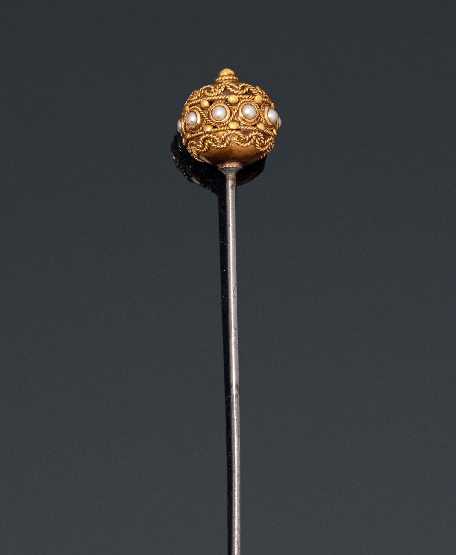 Null 金属帽夹顶部有一个18K（750）黄金球，上面有珍珠（未测试）和丝线。

约1900年。

图案的直径：1.4厘米。- 总长度：11.5厘米。

毛重&hellip;