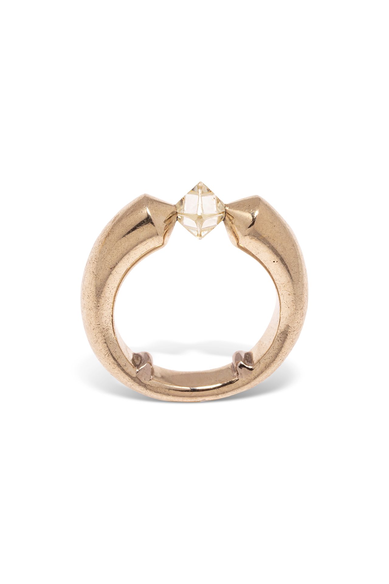 Null 18K (750) yellow gold ring set with a rough octahedral diamond.

Partial ma&hellip;